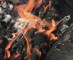brennendes Holz für ein Picknick. heiße und brennende Flamme. foto