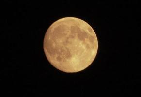 Vollmond im Weltraum auf schwarzem Hintergrund. foto