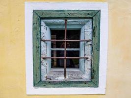 Nahaufnahme eines alten Holzfensters eines Hauses foto