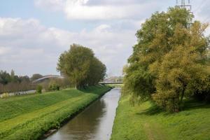 Landschaft mit Bäumen und Kanal foto