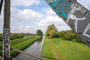 Brücke, Kanal, Hochspannungsmast zur Stromversorgung foto