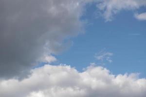 weiße Wolken mit blauem Himmel foto