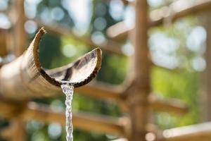 Bambusbrunnen mit Wasser foto