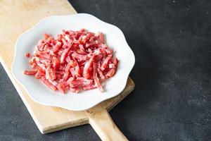 Speck kleine rohe Stücke Schweinefleisch Dämpfe cuire frische gesunde Mahlzeit Lebensmittel Snack Diät auf dem Tisch Kopie Raum Essen foto