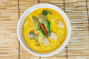 grünes Schweinefleischball Curry, thailändische Küche foto