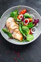 hähnchensalat gemüse tomate, hähnchenbrust, zwiebel, grüne mischung hinterlässt salat frische mahlzeit essen snack auf dem tisch foto