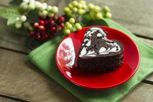 Schokoladenkuchen in einem Herzen, Valentinstag, Nachtisch