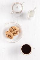 Kaffee- und Schokoladenkekse auf dem weißen Tisch