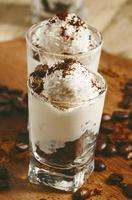 leckeres Dessert mit Eis, Schokolade und Kaffee, selektiv fo foto