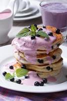 Frühstück mit Blaubeerpfannkuchen mit Sauce und Milchshake foto