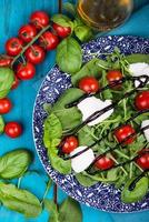 gesunder Ernährungssalat mit Tomaten, Mozzarella, Basilikum und Balsamico foto