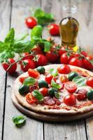 Italienische heiße Pizza mit Salami, Oliven und Tomaten foto