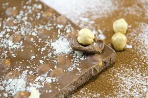 Vollkornschokolade auf einem mit Kakao besprühten Tisch foto