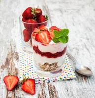 Erdbeerjoghurt mit Müsli foto