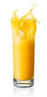 Orangensaft in einem Glas auf weißem Hintergrund. mit Spritzer foto
