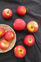 Äpfel Obst in Korb und Stoff foto