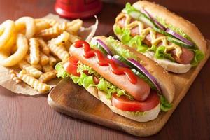 Hot Dog mit Ketchup-Senf und Gemüse