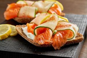 Smorrebrod - traditionelle dänische Sandwiches. schwarzes Roggenbrot mit Lachs, Frischkäse foto