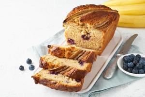 hausgemachtes Bananenbrot. gebackener Kuchen. Draufsicht, weißer Tisch. foto