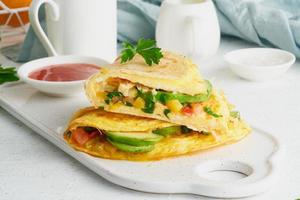 trendiges Frühstück mit Quesadilla und Eiern, trendiges Essen mit Omelette, Käse foto