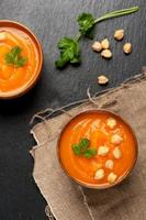 Karottensuppe mit Kichererbsen foto