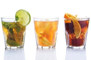 Cocktails mit verschiedenen Zitrusfrüchten foto