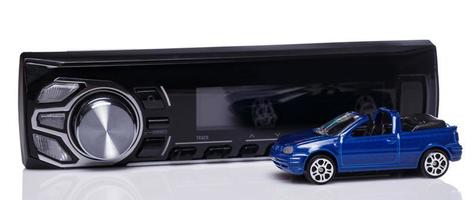 Auto-Audiosystem und Spielzeugfahrzeug foto