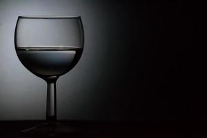 Weinglas schwarz und weiß foto