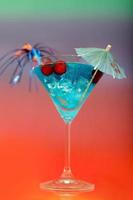 Cocktail mit Eis und Regenschirm