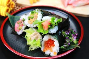 handgerolltes Temaki-Sushi foto