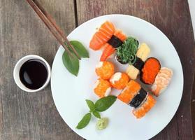 Sushi auf hölzernem Hintergrund eingestellt