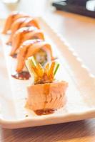 roher frischer Lachs Sushi Roll Maki - japanisches Essen foto