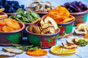 organische, gesunde, getrocknete fruchtmischung aus nächster nähe. Snacks aus getrockneten Früchten. getrocknete äpfel, mango, feijoa, getrocknete aprikosen, pflaumen draufsicht foto