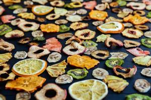 organische, gesunde, getrocknete fruchtmischung aus nächster nähe. Snacks aus getrockneten Früchten. getrocknete äpfel, mango, feijoa, getrocknete aprikosen, pflaumen draufsicht foto