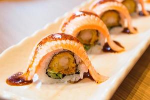 roher frischer Lachs Sushi Roll Maki - japanisches Essen foto