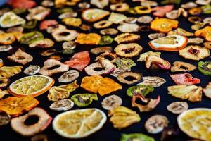 organische, gesunde, getrocknete fruchtmischung aus nächster nähe. Snacks aus getrockneten Früchten. getrocknete äpfel, mango, feijoa, getrocknete aprikosen, pflaumen draufsicht foto