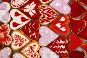 valentinstag kekse. herzförmige kekse zum valentinstag. rote und rosa herzförmige Kekse. romantisches nahtloses muster mit plätzchenherzen. foto