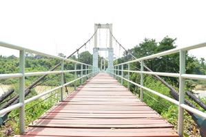 Brücke über den Fluss foto