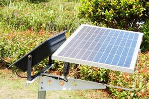 Sonnenkollektoren verändern die Lichtenergie. Die Sonne ist elektrisch foto