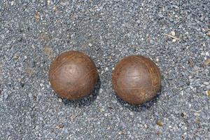 Pétanque-Kugeln auf einem Feld mit kleinen Steinen foto