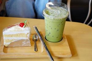 Grüner Tee und Kuchen auf einem Tisch in einem Café foto