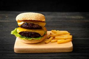 Hamburger oder Beefburger mit Käse und Pommes frites foto