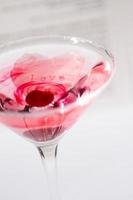 Nahaufnahme der Liebesbeschriftung in einem rosa Cocktailglas