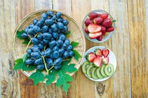 die früchte des gesundheitsliebhabers gesundes obst und gesundheitsvorsorge, um sich gesund zu ernähren. zur Haut. Die Frucht wird in einen schönen Tisch gestellt, Apfel Aprikose foto