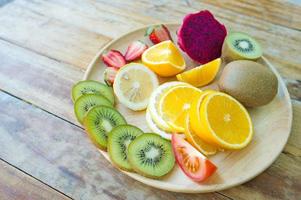 die früchte des gesundheitsliebhabers gesundes obst und gesundheitsvorsorge, um sich gesund zu ernähren. zur Haut. Die Frucht wird in einen schönen Tisch gestellt, Apfel Aprikose foto