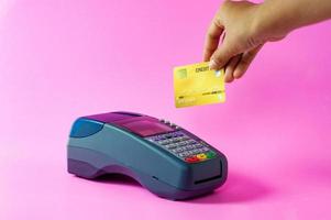 Durchführung von Geschäftstransaktionen per Kreditkarte Kreditkartenzahlungszeitraum per Kartendurchzugsmaschine foto
