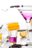 Martini, Lavendel, Honig, Zitronencocktail auf weißem Hintergrund. Wermut. foto