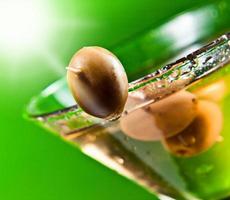 Martini mit grünen Oliven foto