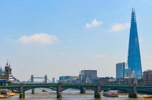 London, England. 31. Mai 2013. Ansicht der City of London mit der Scherbe und der Brücke nach Süden über die Themse foto