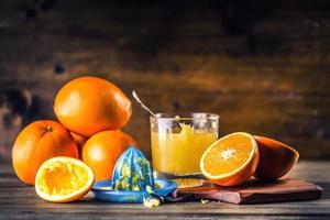 frische Orangen. Orangen schneiden. orange manuelle Methode gedrückt. foto